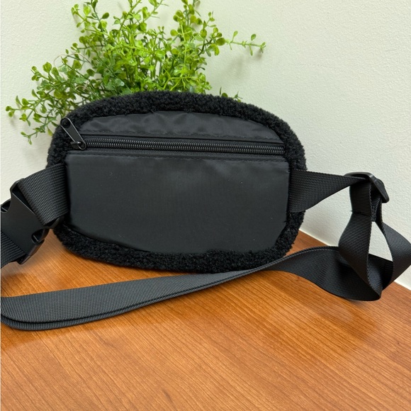 Black Sherpa Sling Bag - Picture 2 of 5